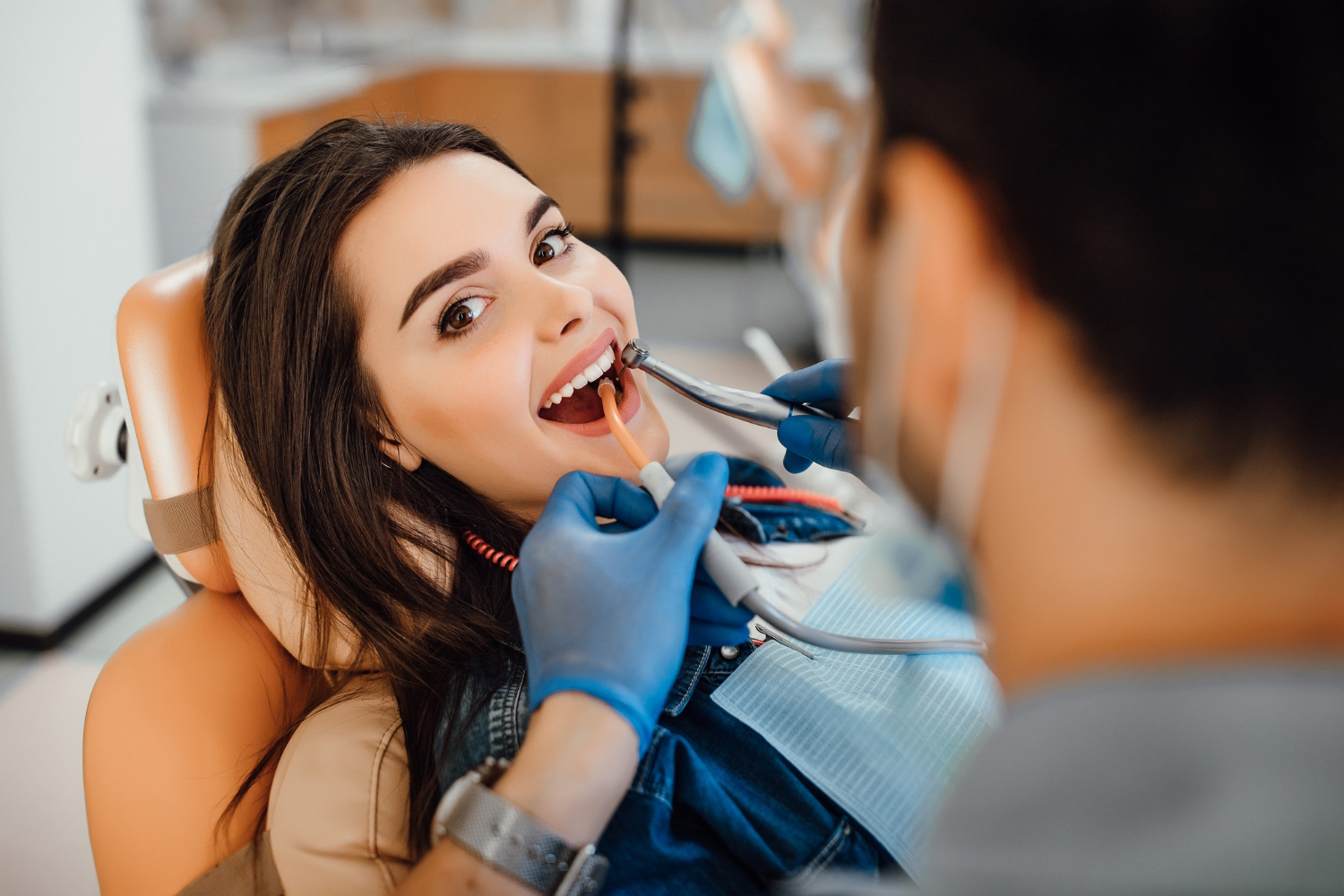 930 smile dental person in consultory